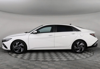 Подержанный автомобиль Hyundai Elantra Sedan 2023 года (8 фото)