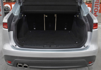 Подержанный автомобиль Jaguar F-Pace 2016 года (10 фото)