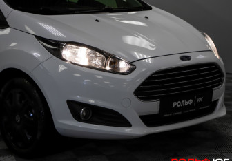 Подержанный автомобиль Ford Fiesta Sedan 2015 года (18 фото)