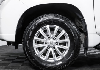 Подержанный автомобиль Toyota Land Cruiser Prado 2016 года (25 фото)