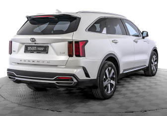 Подержанный автомобиль Kia Sorento 2021 года (8 фото)