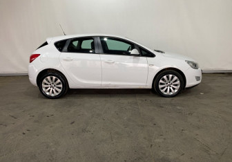 Подержанный автомобиль Opel Astra Hatchback 2011 года (7 фото)