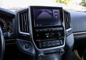 Подержанный автомобиль Toyota Land Cruiser Suv 2019 года (18 фото)