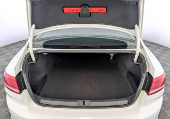 Подержанный автомобиль Volkswagen Passat Sedan 2019 года (10 фото)