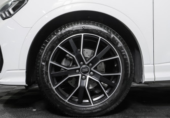 Подержанный автомобиль Audi Q3 2019 года (26 фото)