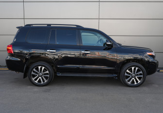 Подержанный автомобиль Toyota Land Cruiser Suv 2013 года (4 фото)