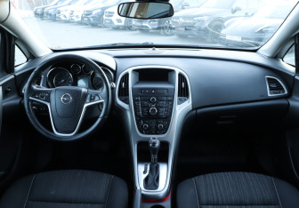 Подержанный автомобиль Opel Astra Hatchback 2011 года (12 фото)