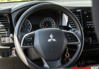 Подержанный автомобиль Mitsubishi Outlander 2013 года (11 фото)