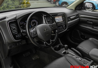 Подержанный автомобиль Mitsubishi Outlander 2016 года (14 фото)