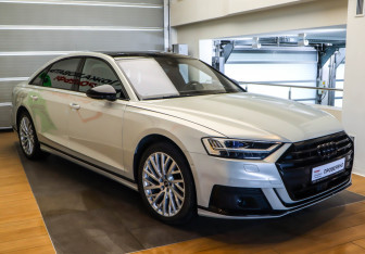 Подержанный автомобиль Audi A8 2021 года (3 фото)