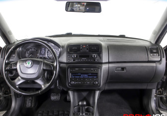 Подержанный автомобиль Skoda Fabia Hatchback 2010 года (12 фото)