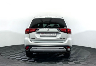 Подержанный автомобиль Mitsubishi Outlander 2019 года (6 фото)