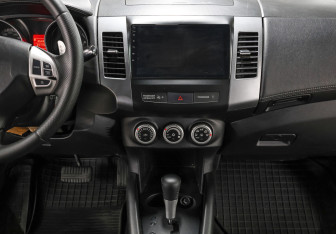 Подержанный автомобиль Mitsubishi Outlander 2008 года (15 фото)