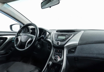 Подержанный автомобиль Hyundai Elantra Sedan 2012 года (7 фото)