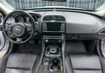 Подержанный автомобиль Jaguar XE 2016 года (13 фото)