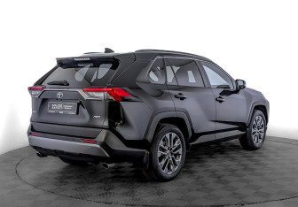 Подержанный автомобиль Toyota RAV4 2022 года (5 фото)