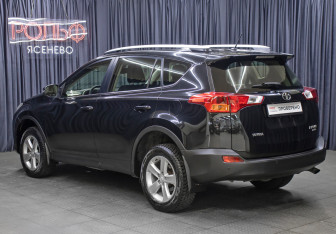 Подержанный автомобиль Toyota RAV4 2014 года (7 фото)