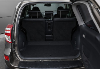 Подержанный автомобиль Toyota RAV4 2012 года (9 фото)