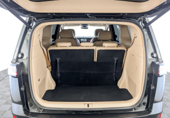 Подержанный автомобиль Voyah Dream 2023 года (10 фото)