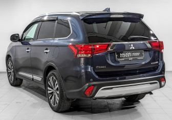 Подержанный автомобиль Mitsubishi Outlander 2020 года (7 фото)