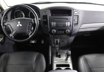 Подержанный автомобиль Mitsubishi Pajero 2013 года (8 фото)
