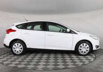 Подержанный автомобиль Ford Focus Hatchback 2018 года (4 фото)