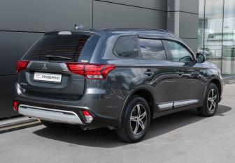 Подержанный автомобиль Mitsubishi Outlander 2021 года (5 фото)