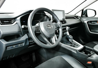 Подержанный автомобиль Toyota RAV4 2021 года (11 фото)