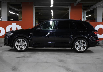 Подержанный автомобиль Audi Q7 2021 года (8 фото)