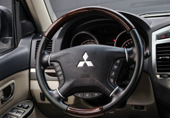 Подержанный автомобиль Mitsubishi Pajero 2019 года (12 фото)