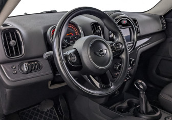 Подержанный автомобиль MINI Countryman 2018 года (15 фото)