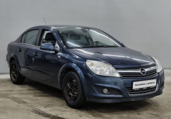Подержанный автомобиль Opel Astra Sedan 2010 года (3 фото)