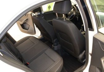 Подержанный автомобиль Skoda Rapid Liftback 2016 года (27 фото)