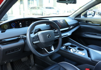 Подержанный автомобиль Changan UNI-V 2023 года (13 фото)