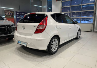 Подержанный автомобиль Hyundai i30 Hatchback 2011 года (4 фото)