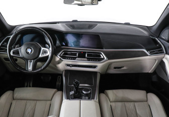 Подержанный автомобиль BMW X5 2020 года (11 фото)