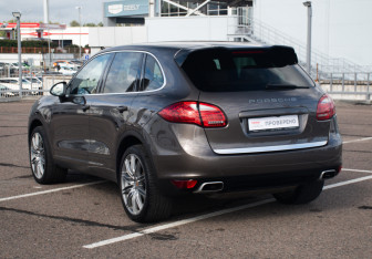 Подержанный автомобиль Porsche Cayenne 2013 года (7 фото)