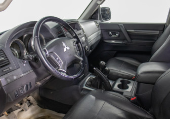 Подержанный автомобиль Mitsubishi Pajero 2008 года (10 фото)