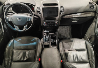 Подержанный автомобиль Kia Sorento 2017 года (10 фото)