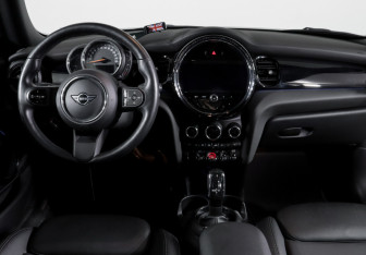 Подержанный автомобиль MINI Hatch 2021 года (12 фото)