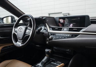 Подержанный автомобиль Lexus ES 2021 года (18 фото)