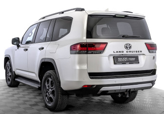 Подержанный автомобиль Toyota Land Cruiser Suv 2022 года (7 фото)