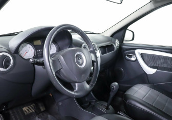 Подержанный автомобиль Renault Logan Sedan 2013 года (7 фото)