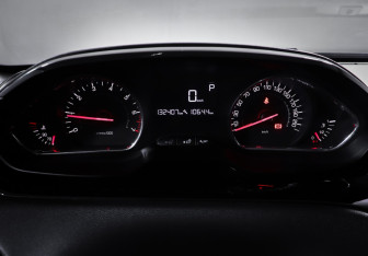 Подержанный автомобиль Peugeot 208 2013 года (16 фото)