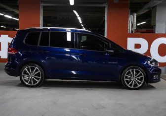 Подержанный автомобиль Volkswagen Touran 2019 года (4 фото)