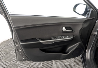 Подержанный автомобиль Kia Rio Sedan 2016 года (19 фото)