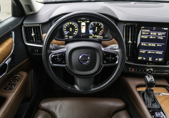 Подержанный автомобиль Volvo S90 2019 года (16 фото)