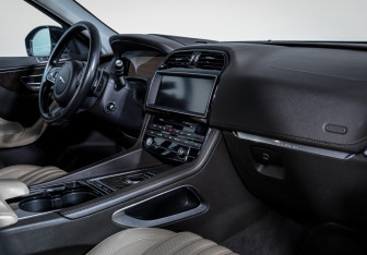 Подержанный автомобиль Jaguar F-Pace 2016 года (10 фото)