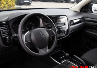 Подержанный автомобиль Mitsubishi Outlander 2019 года (10 фото)