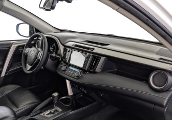 Подержанный автомобиль Toyota RAV4 2018 года (13 фото)